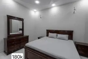 Quality Bedroom Furniture Set with Multiple Components