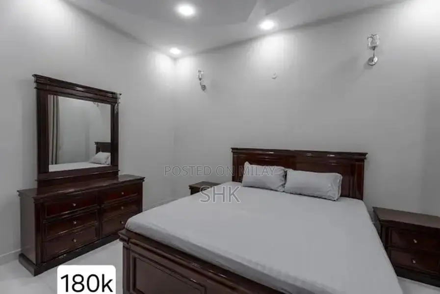 Quality Bedroom Furniture Set with Multiple Components