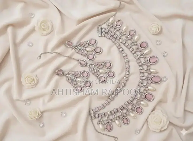 Elegant White Bridal Choker Jewelry Set with 1K Stone Work