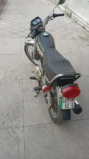 Photo - Honda 125cc Motorcycle - School Commute Bike