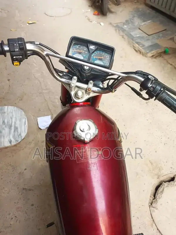 Honda CG 125 Motorcycle - Classic Single Cylinder Bike