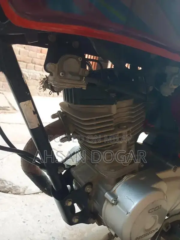 Honda CG 125 Motorcycle - Classic Single Cylinder Bike