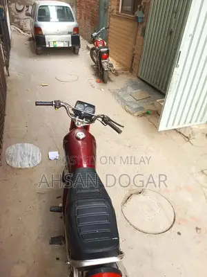 Honda CG 125 Motorcycle - Classic Single Cylinder Bike