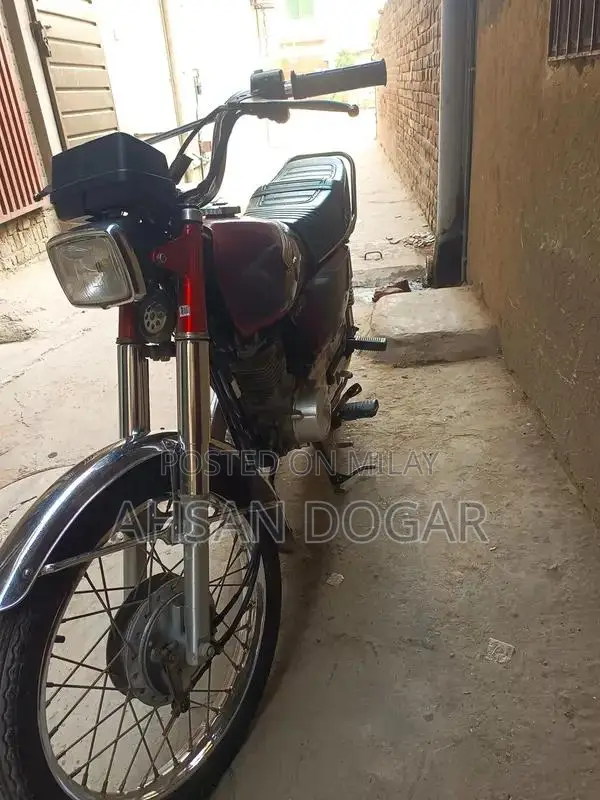 Honda CG 125 Motorcycle - Classic Single Cylinder Bike