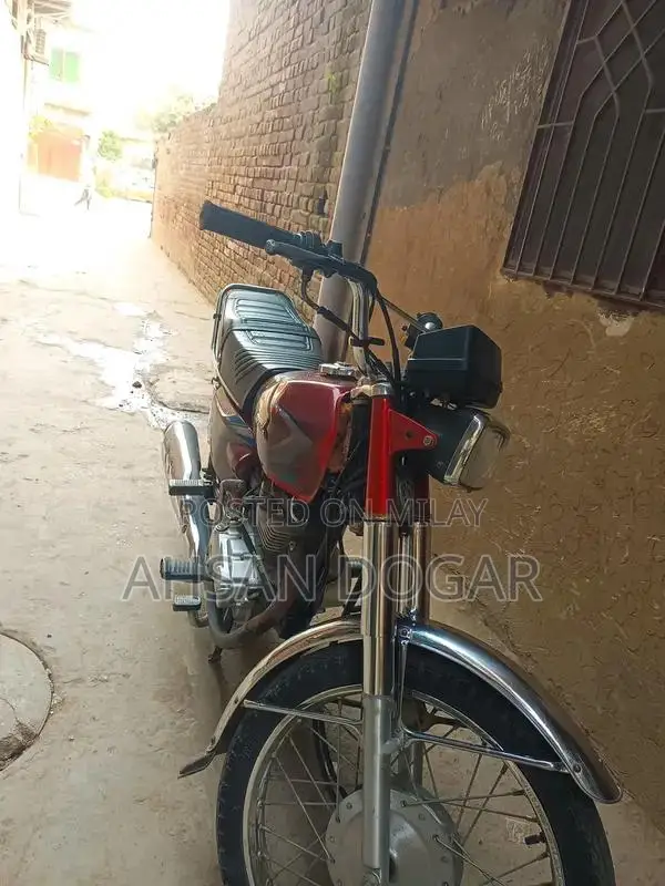 Honda CG 125 Motorcycle - Classic Single Cylinder Bike