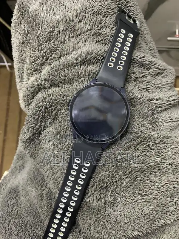 Samsung Galaxy Watch 4 Smart Fitness Smartwatch with Health Tracking