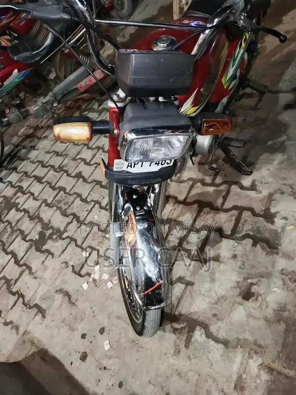 Honda CD70 Motorcycle 2023 Model - Reliable Urban Commuter