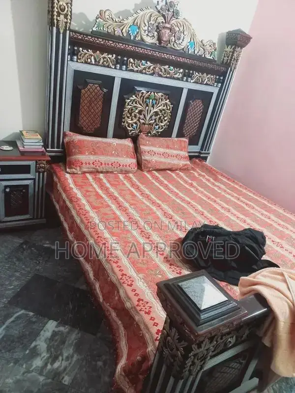 Black Wooden Bedroom Furniture Set with Bed, Dresser, Showcase