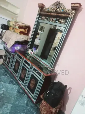 Black Wooden Bedroom Furniture Set with Bed, Dresser, Showcase