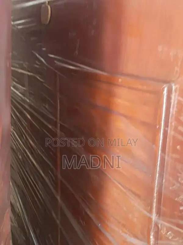 Wooden Wardrobe with Modern Design for Bedroom Storage