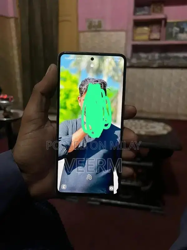 Budget Mobile with Compact Design and Finger Display