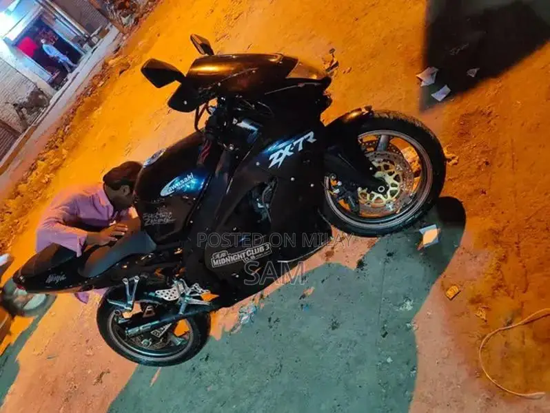 Kawasaki Zx9R Sportbike - High-Performance Motorcycle