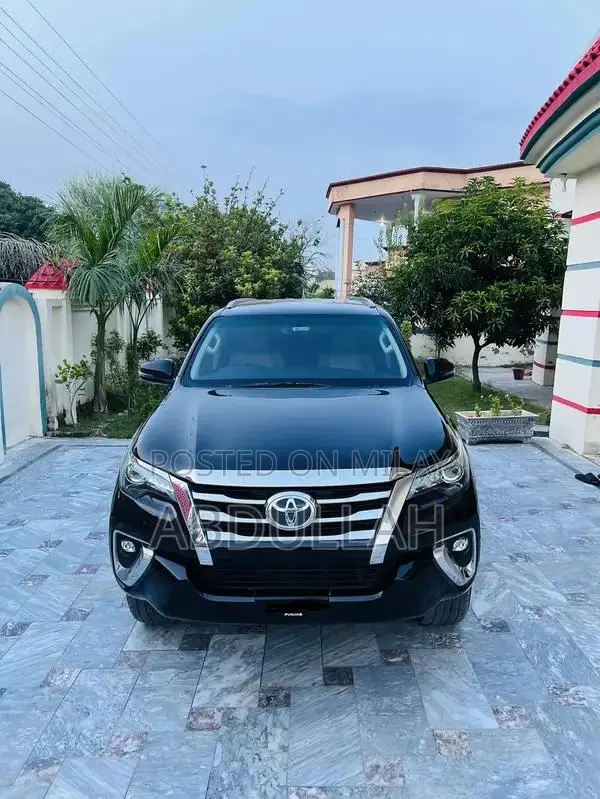 Toyota Fortuner 2.7 V SUV - Petrol Model