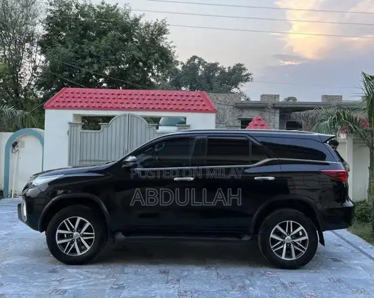 Toyota Fortuner 2.7 V SUV - Petrol Model