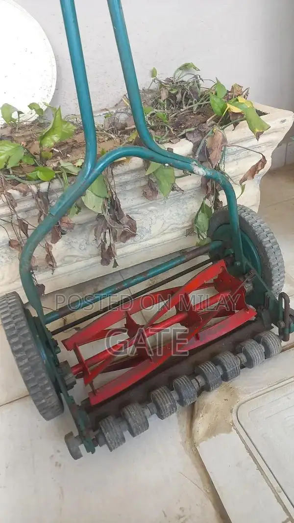Professional Grass Cutting Machine for Lawn Maintenance