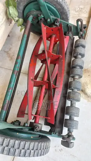 Professional Grass Cutting Machine for Lawn Maintenance