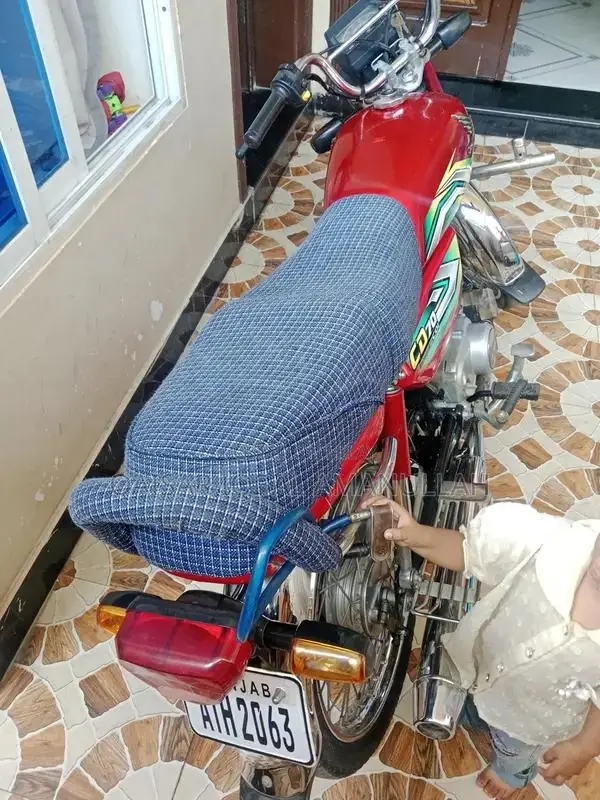 Honda 70 Motorcycle - Excellent Condition Red Bike