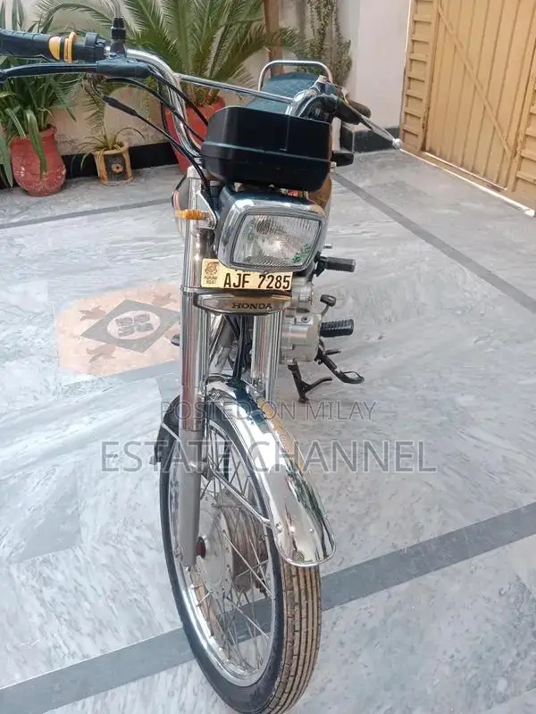 Honda Motorcycle in Excellent Condition - Like New