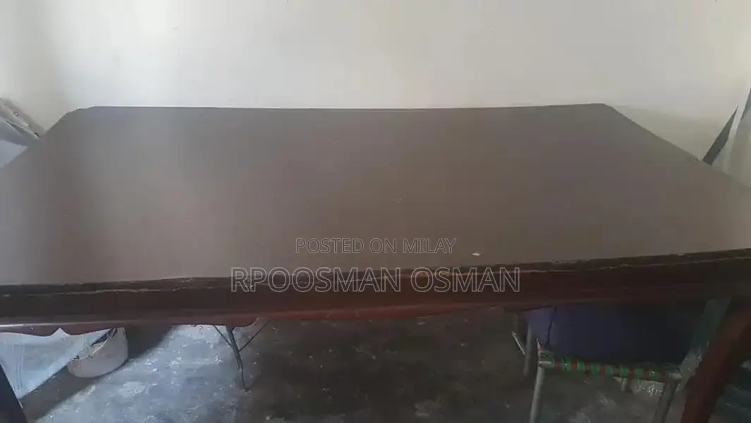 Full Size Table in Excellent New Condition