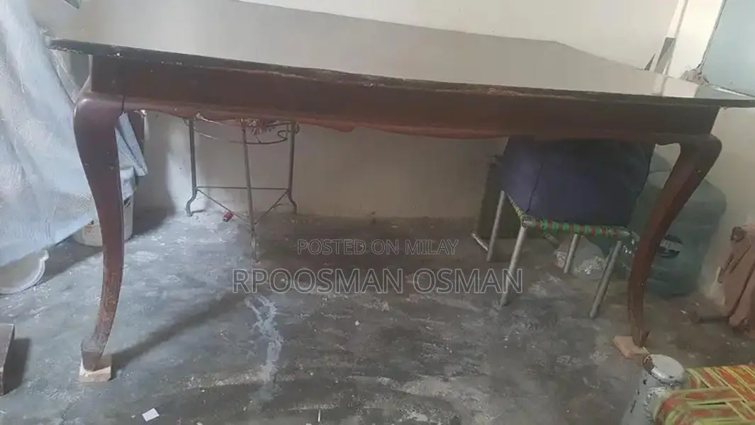 Full Size Table in Excellent New Condition