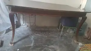 Full Size Table in Excellent New Condition