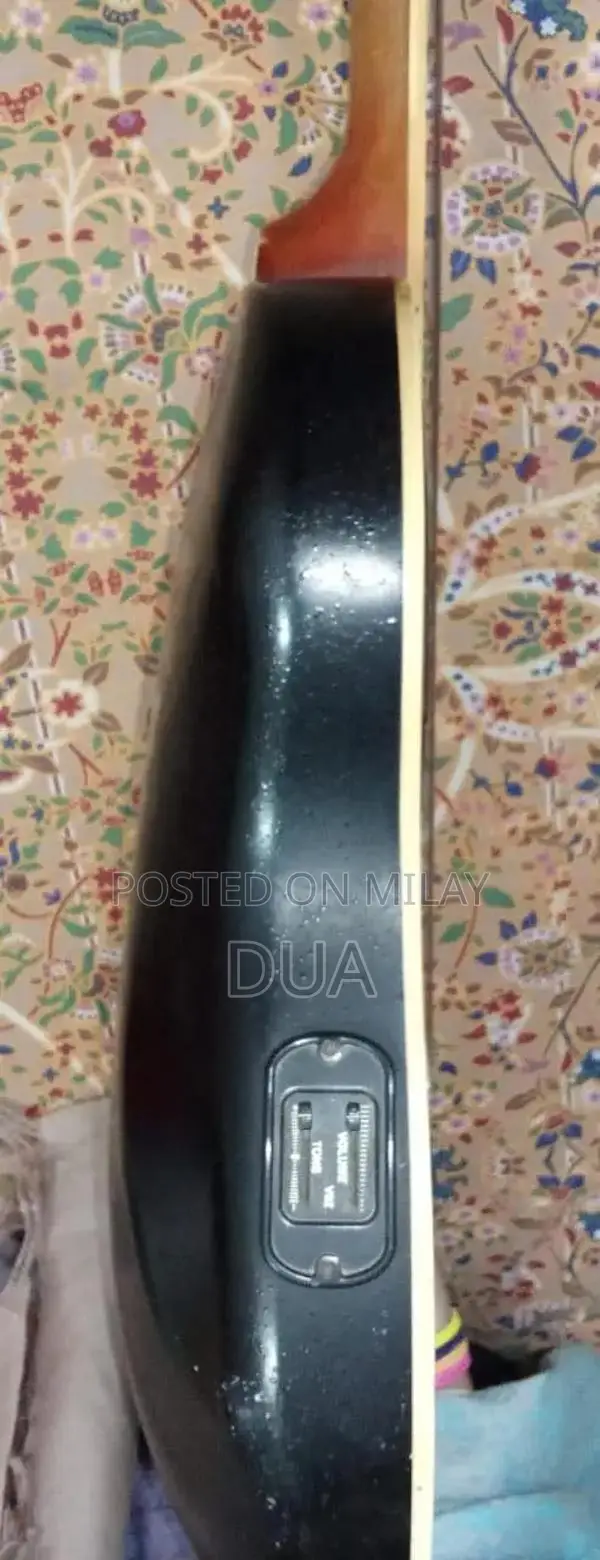 Musical Instrument Guitar in Good Condition