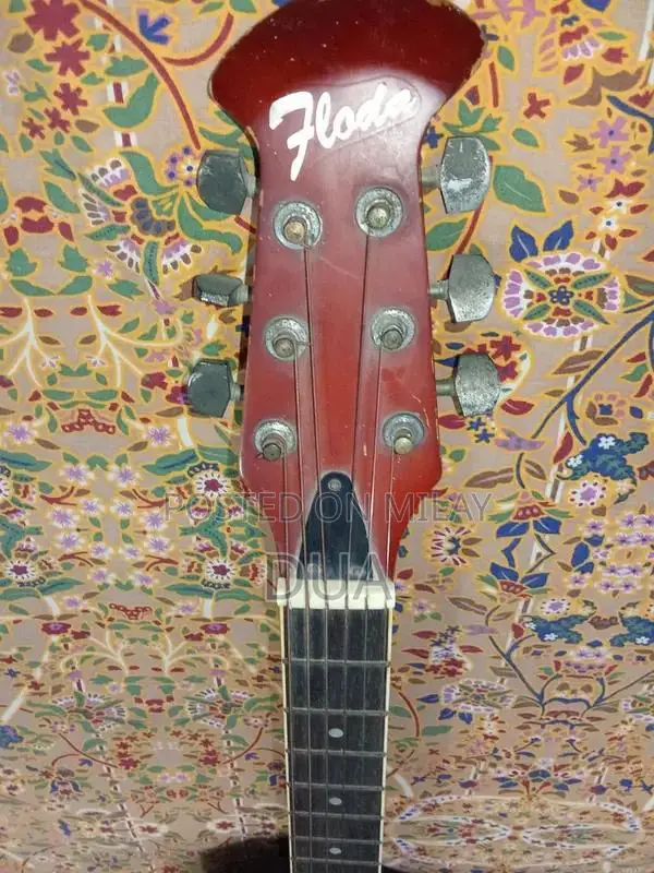 Musical Instrument Guitar in Good Condition