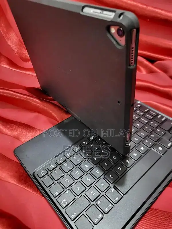 Apple Ipad pro 9.7 128 GB with case  and Targus Bluetooth keyboard