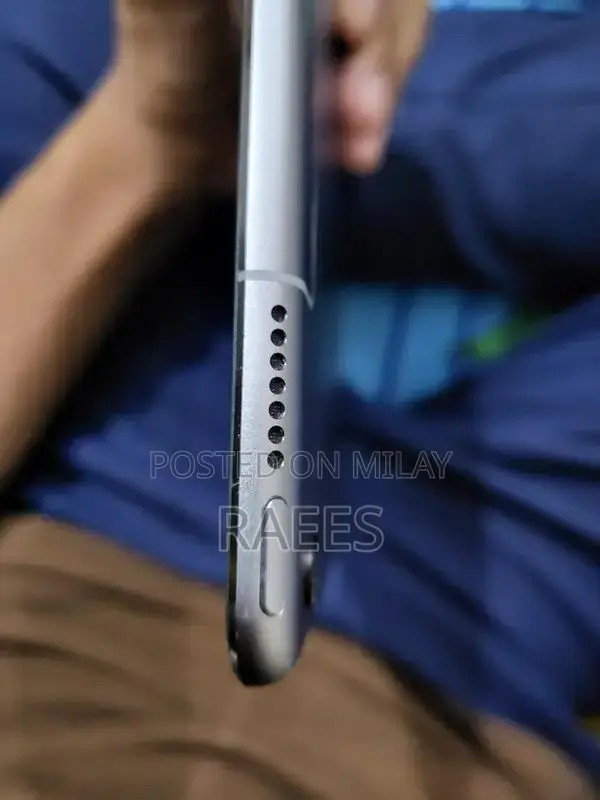 Apple Ipad pro 9.7 128 GB with case  and Targus Bluetooth keyboard