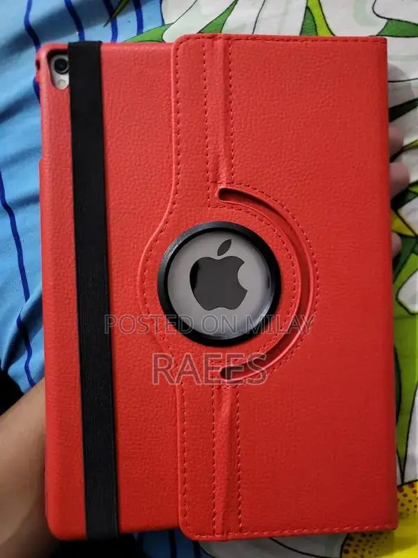 Apple Ipad pro 9.7 128 GB with case  and Targus Bluetooth keyboard