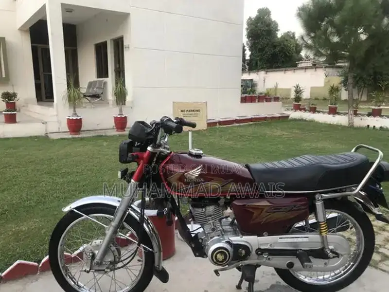 Honda 125 Motorcycle - Excellent Condition Urban Rider