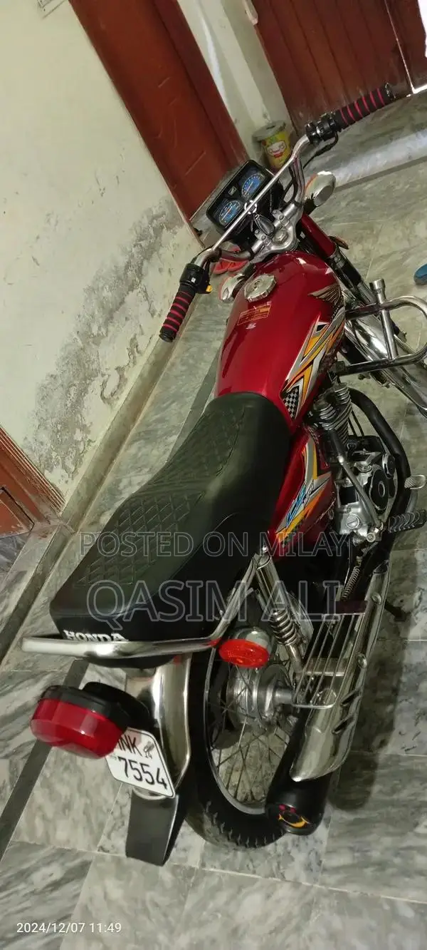 Honda 125 Motorcycle - Well-Maintained Ride