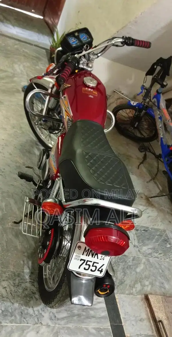 Honda 125 Motorcycle - Well-Maintained Ride