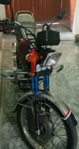 Honda 125 Motorcycle - Well-Maintained Ride