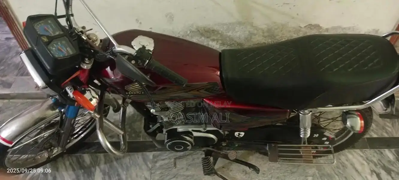 Honda 125 Motorcycle - Well-Maintained Ride