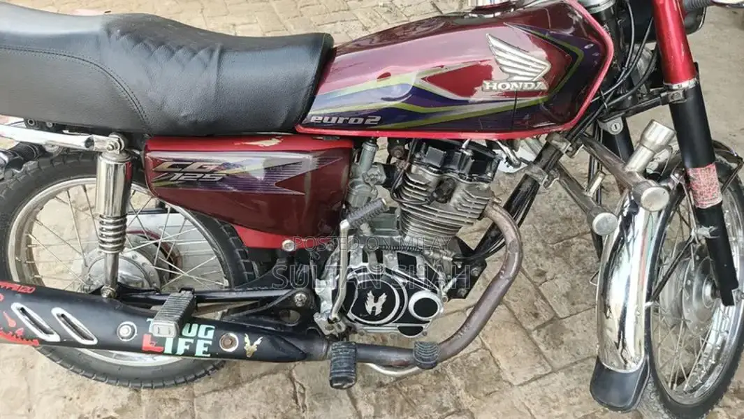 Honda 125 Red Motorcycle - Stylish Single-Cylinder Bike