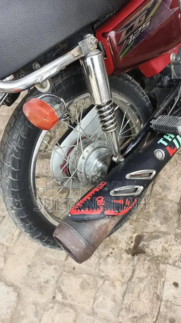 Honda 125 Red Motorcycle - Stylish Single-Cylinder Bike