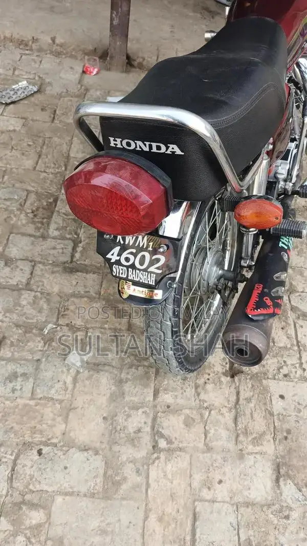 Honda 125 Red Motorcycle - Stylish Single-Cylinder Bike