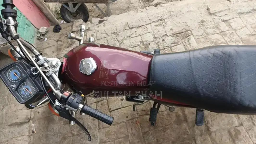 Honda 125 Red Motorcycle - Stylish Single-Cylinder Bike