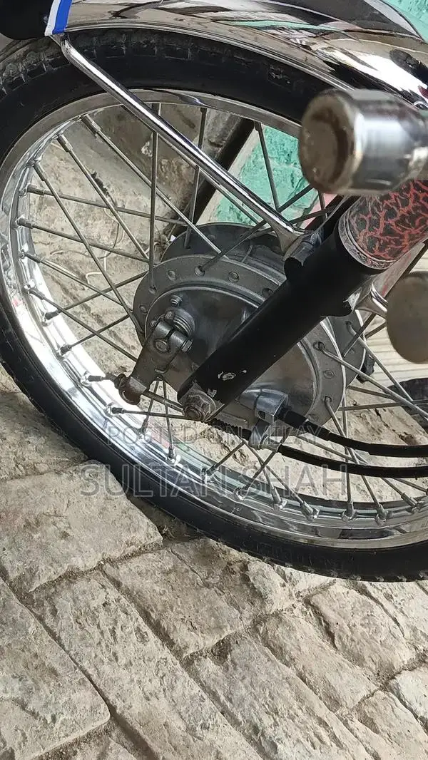 Honda 125 Red Motorcycle - Stylish Single-Cylinder Bike