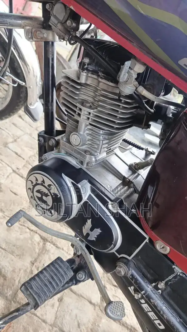 Honda 125 Red Motorcycle - Stylish Single-Cylinder Bike