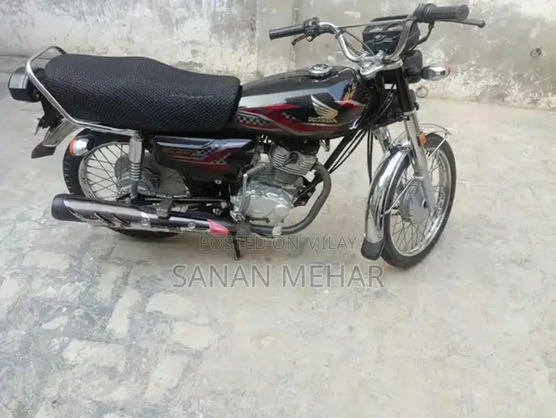 Honda 125cc Motorcycle - Black Classic Urban Bike