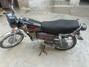 Honda 125cc Motorcycle - Black Classic Urban Bike