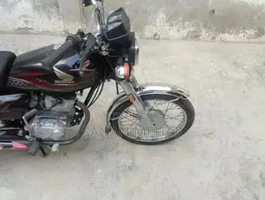 Honda 125cc Motorcycle - Black Classic Urban Bike