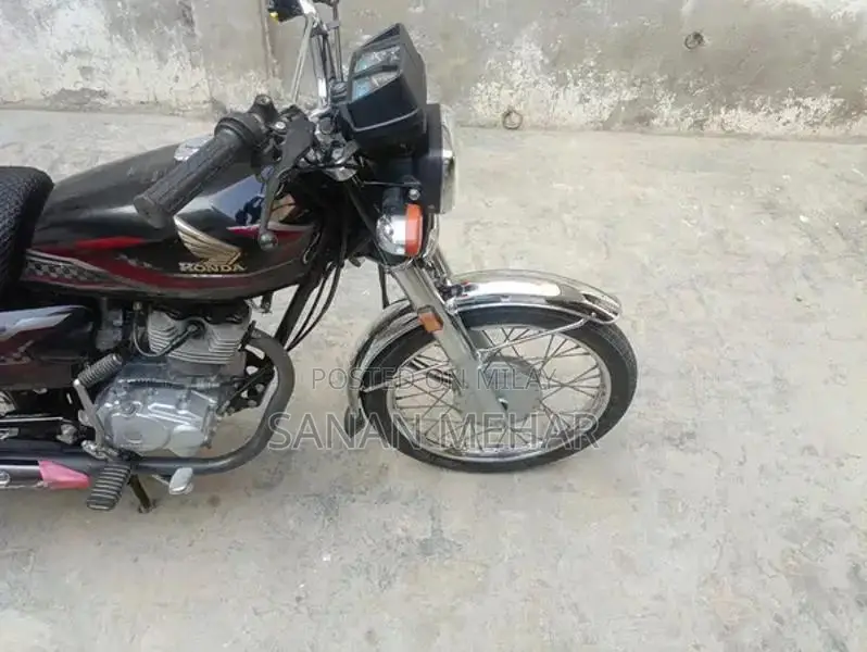 Honda 125cc Motorcycle - Black Classic Urban Bike