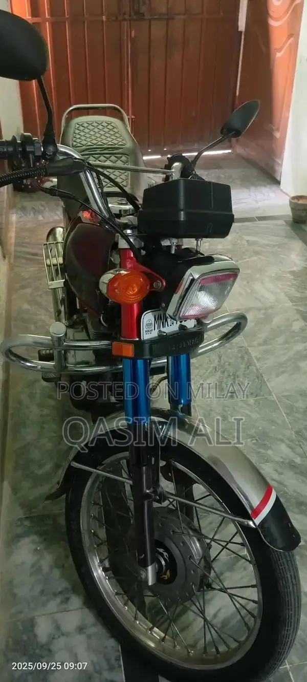 Honda 125 Motorcycle - Well-Maintained Ride