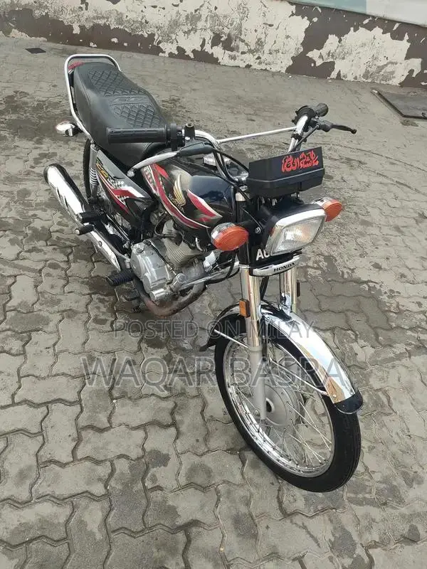 Honda 125 Motorcycle in Black - Well-Maintained Condition