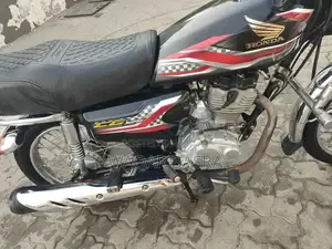Honda 125 Motorcycle in Black - Well-Maintained Condition