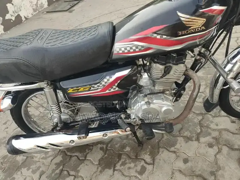 Honda 125 Motorcycle in Black - Well-Maintained Condition