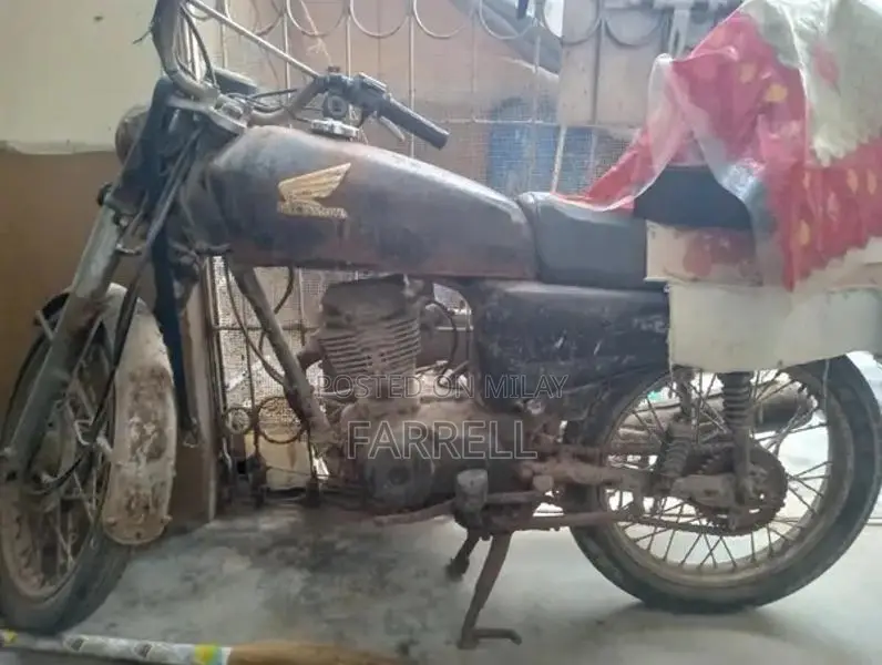 Honda 125cc Motorcycle - Classic Two-Wheeler